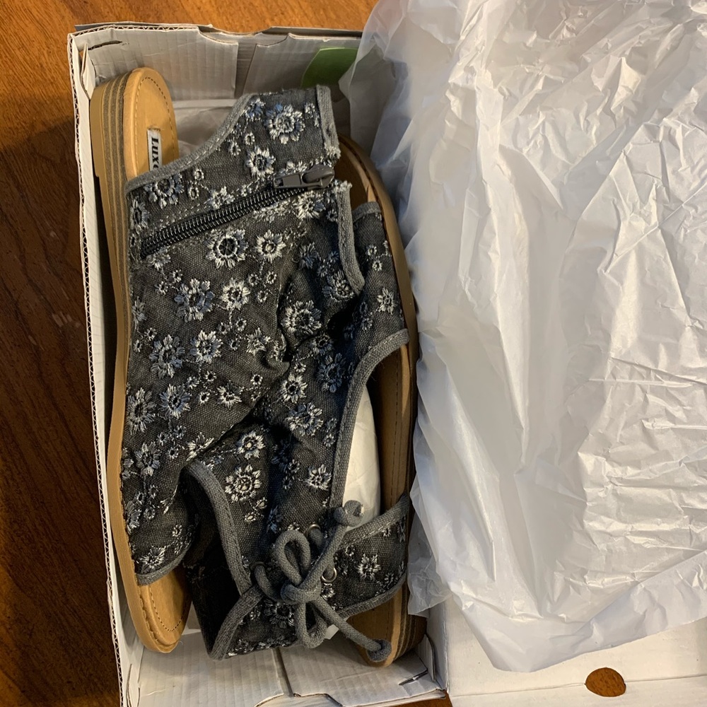 NWT sandals - Picture 3 of 6